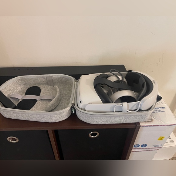 Vr quest 2 with battery pack headset and case - Picture 3 of 3
